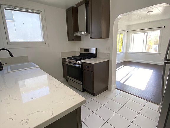 5th image of 1419 De La Vina St APT 3