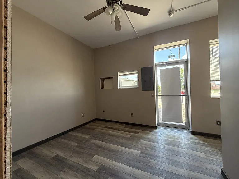 202 W 2nd St — Photo 8