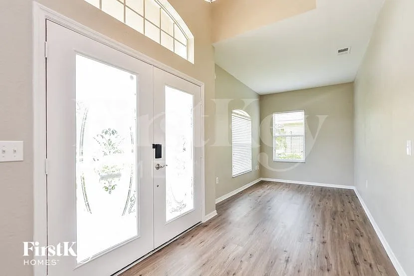 4 bed, 2.0 bath, 2045 sqft, $2,215 — Photo 2