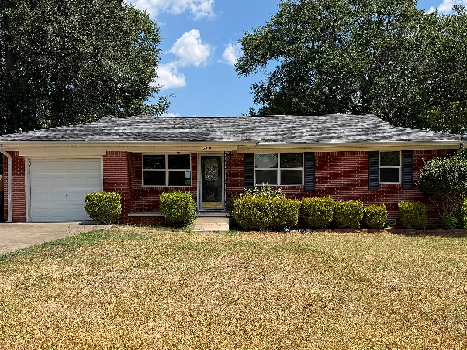 3 bed, 1.5 bath, 1232 sqft, $1,500 — Photo 1