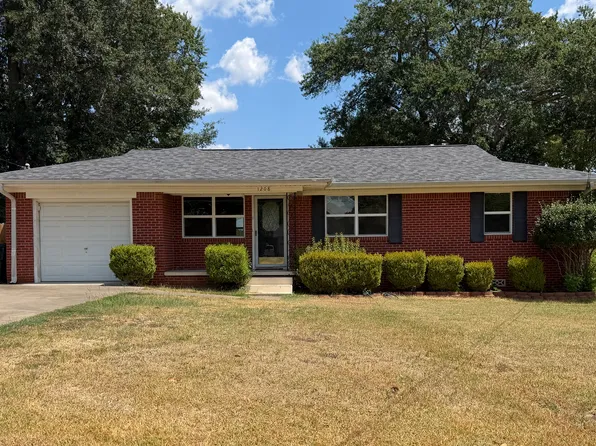 1208 Fox Ln, Longview, TX 75601