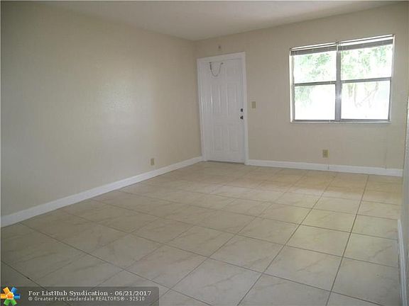 4th image of 2607 NE 8th Ave APT 27