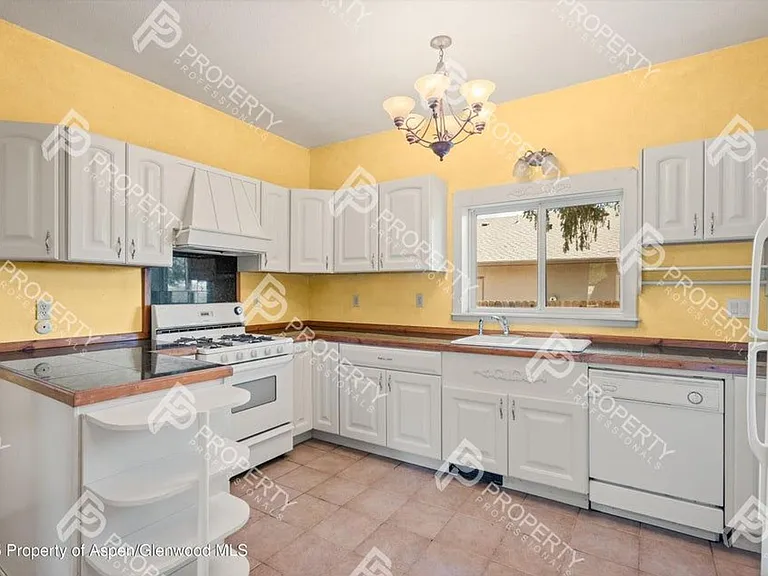 440 Whiteriver Ave — Photo 7