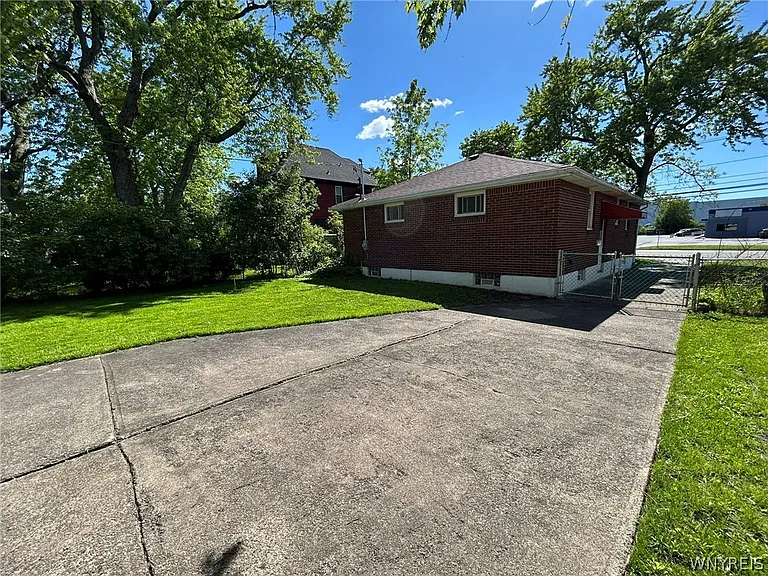 1835 Military Rd — Photo 5