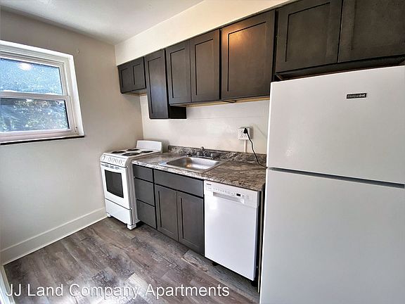 5th image of 824 Perry Hwy #11326025