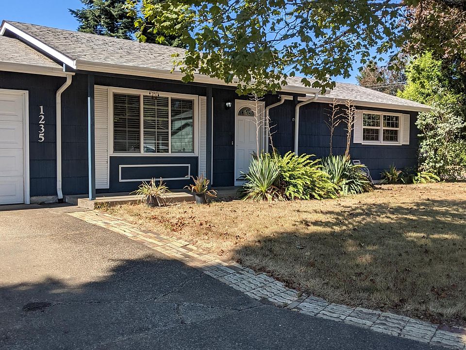 1st image of 1235 SE Myrtlewood Ave