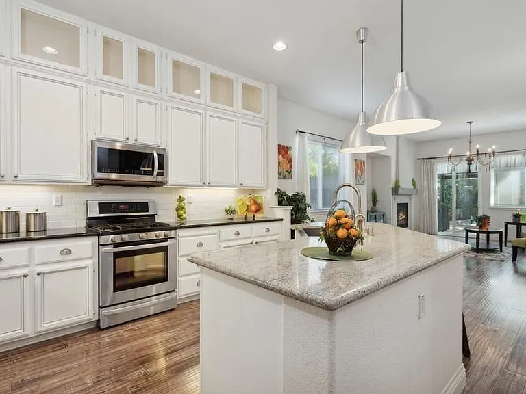 46 Diggins Dr — Photo 3