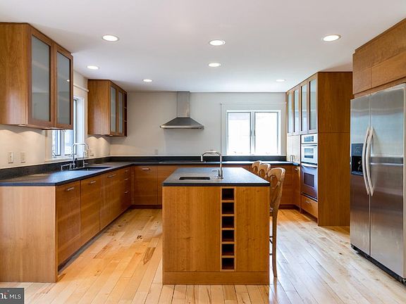 3rd image of 8209 Ruxton Crossing Ct