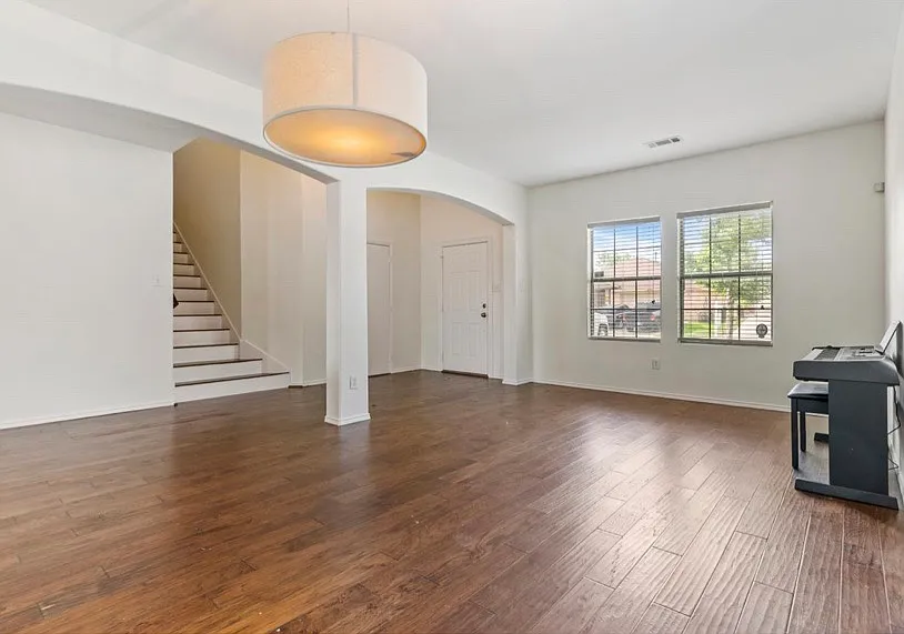 4 bed, 3240 sqft, $3,300 — Photo 4