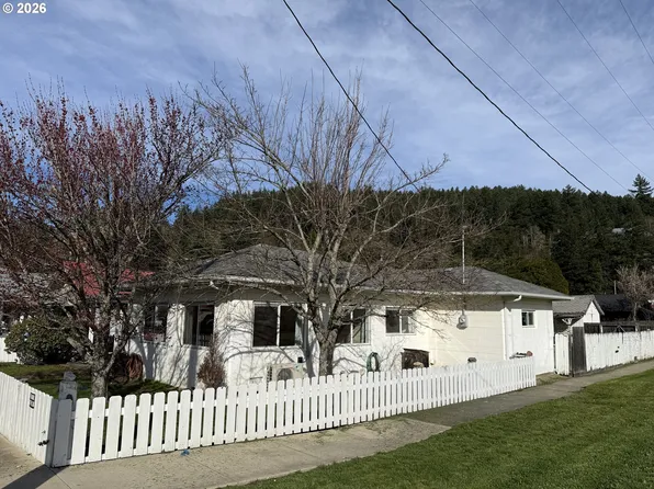 410 3rd Ave, Powers, OR 97466