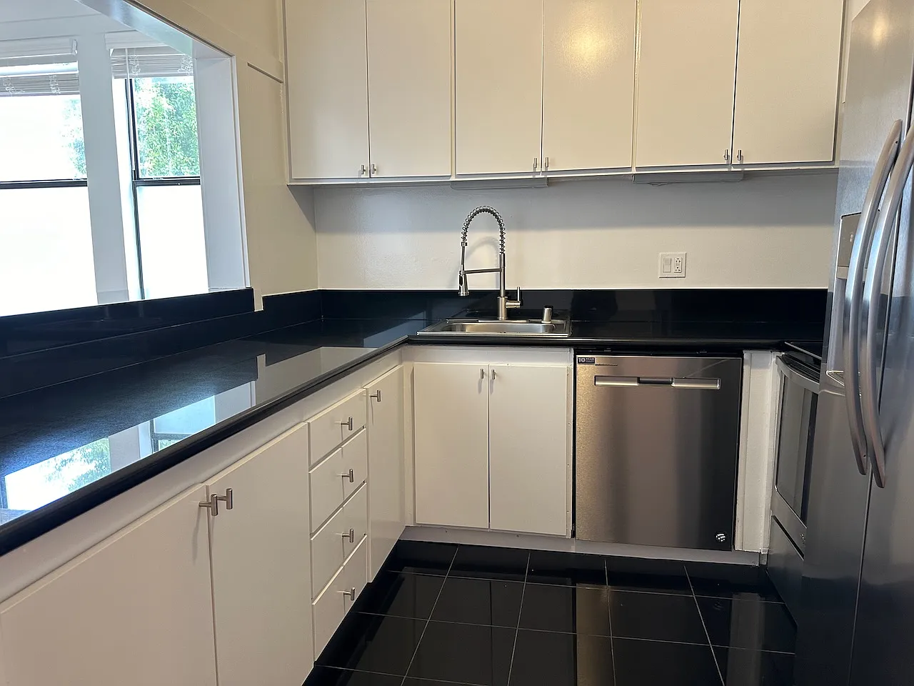 2 bed, 1000 sqft, $2,995 — Photo 2