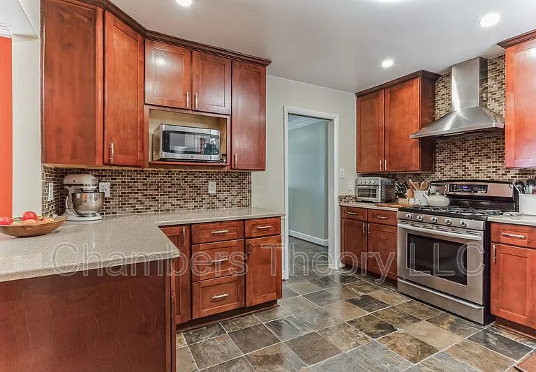 10211 Fox Ln — Photo 23