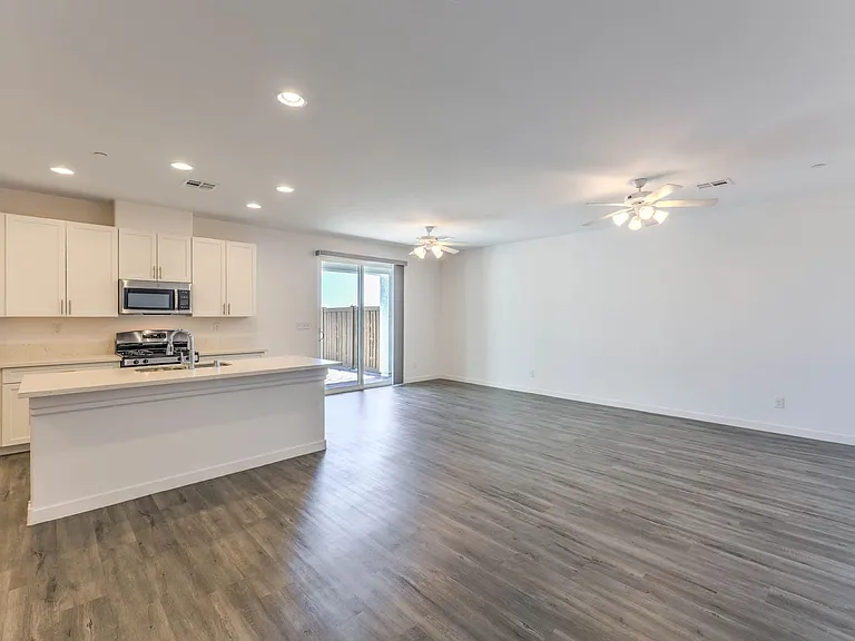 1535 Franklin Ln — Photo 6