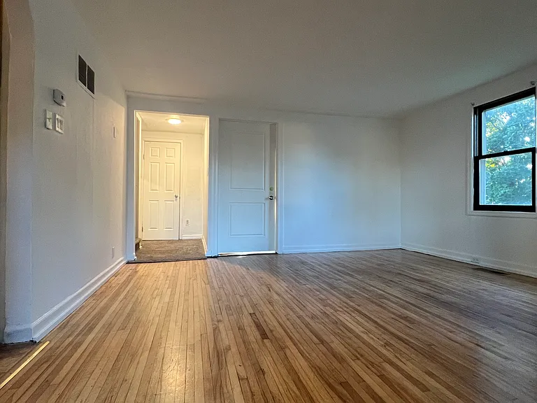 304 S James St — Photo 4