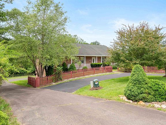 3rd image of 106 Deerfield Cir
