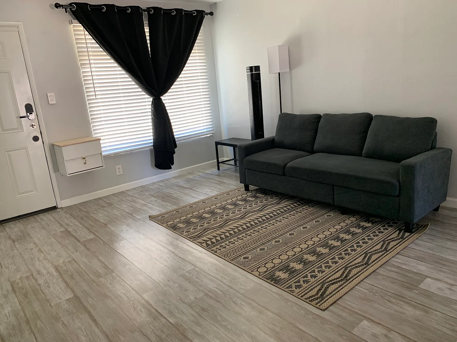 3 bed, 1080 sqft, $1,950 — Photo 2