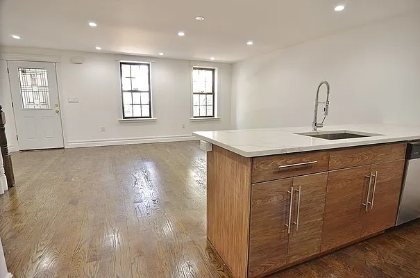 Rented by Park Property Advisors | media 10