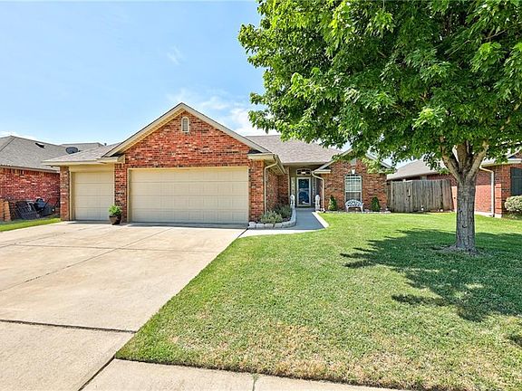 3rd image of 608 SW 158th Ter
