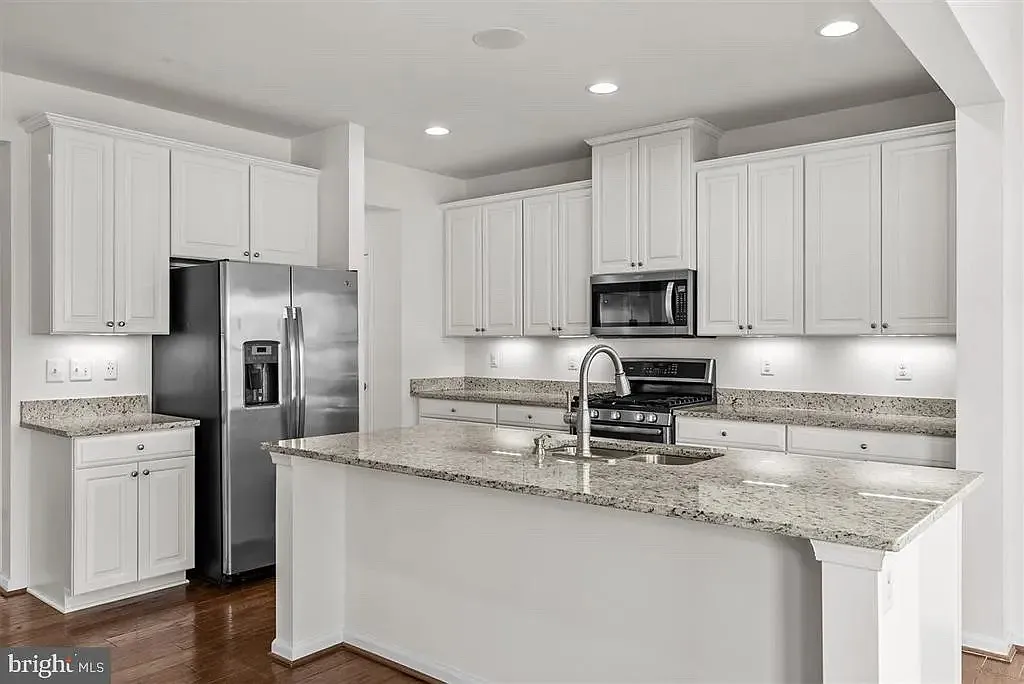 4 bed, 3859 sqft, $3,000 — Photo 4
