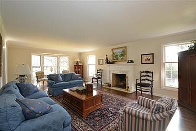 4th image of 1060 Coventry Dr