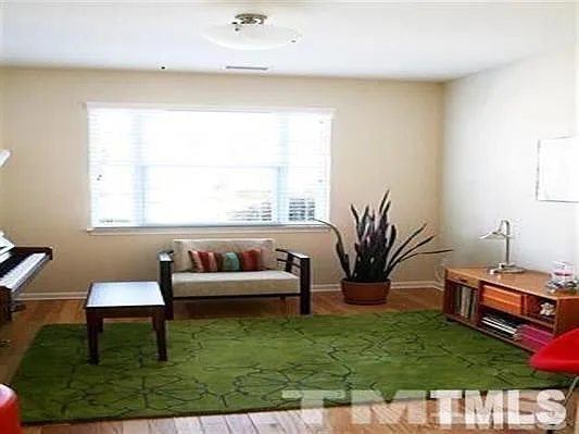 3 bed, 2.5 bath, 1977 sqft, $2,050 — Photo 4