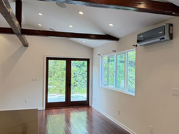 4th image of 304 Flower St #B
