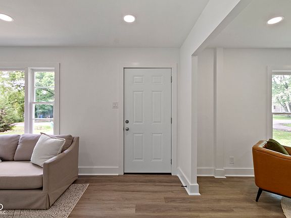 4th image of 6833 Evanston Ave