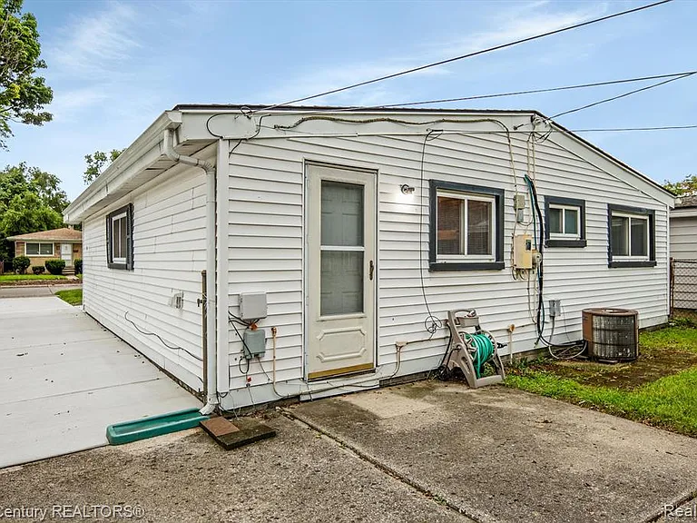 1202 E Maxlow Ave — Photo 3