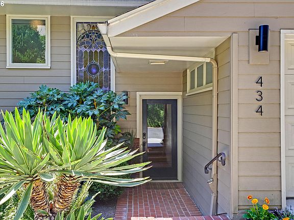 2nd image of 434 NW Hermosa Blvd