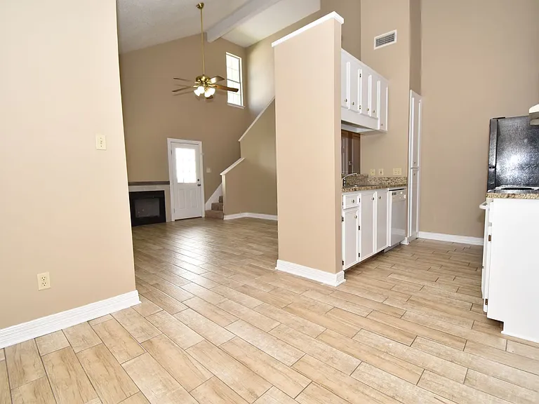 460 E Maryland Ave — Photo 7