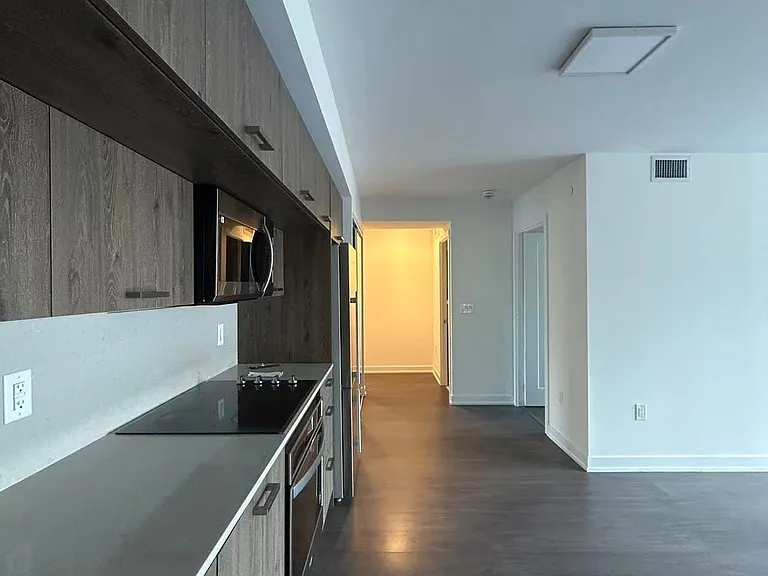 50 McCaul St #812 — Photo 4