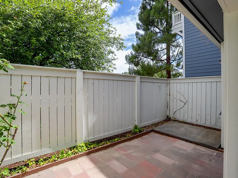 1055 Hull Ln — Photo 32