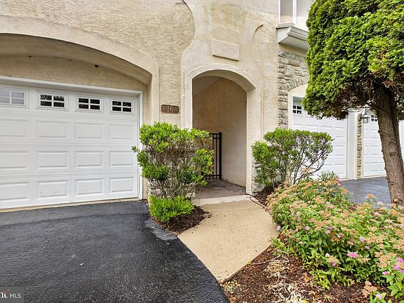 3rd image of 16 Oak Leaf Ln