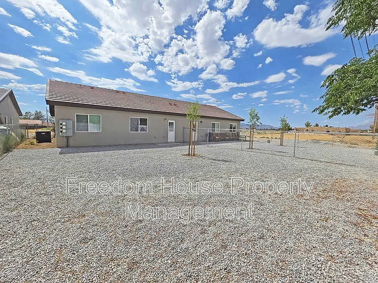 1701 Sycamore Ave #A — Photo 37