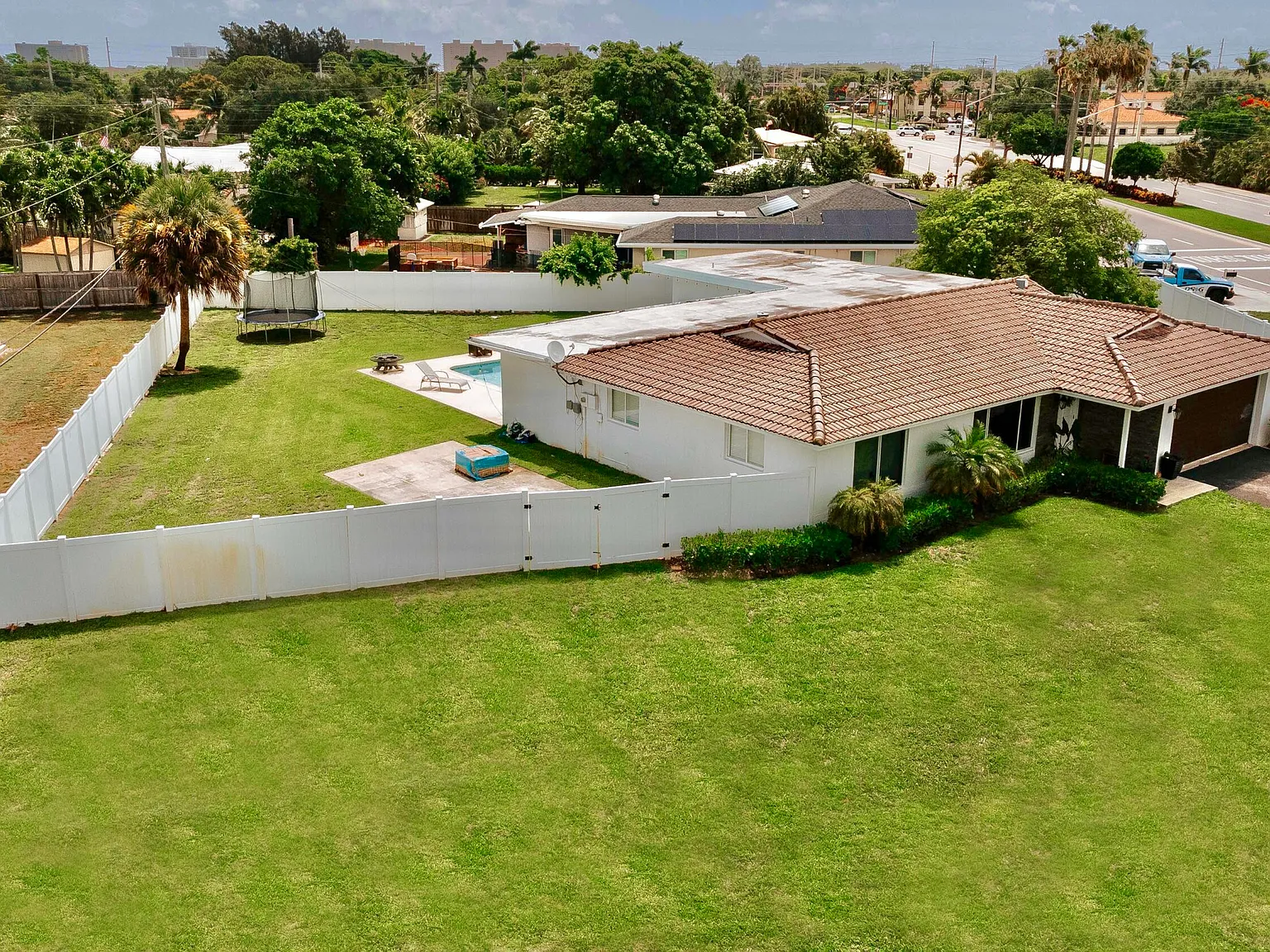 5 bed, 3.0 bath, 2640 sqft, $5,600 — Photo 4