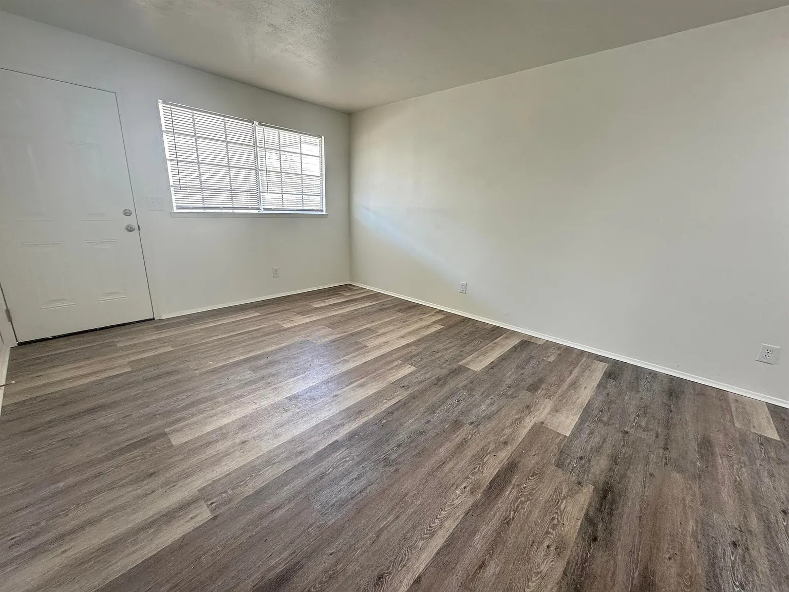 4704 Estonia St — Photo 4