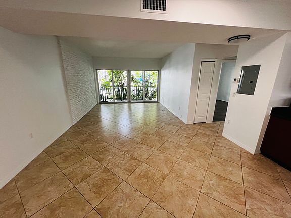 4th image of 950 Bay Dr APT 2