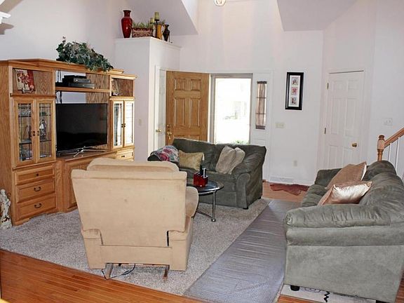 3rd image of 320 Hill St