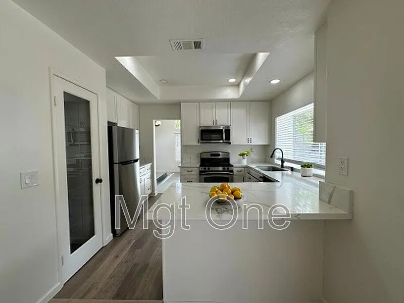 4 bed, 3.5 bath, 2007 sqft, $3,300 — Photo 3