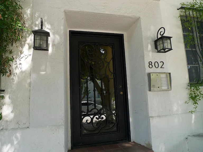802 N Sweetzer Ave #204 — Photo 26