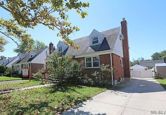 3rd image of 187 Marcus Ave