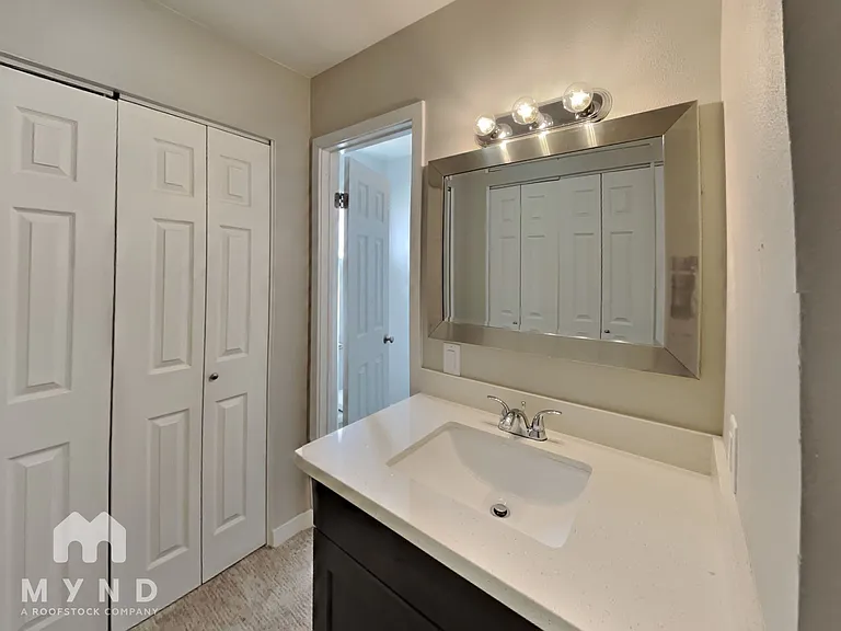 1013 James Lovell St — Photo 9