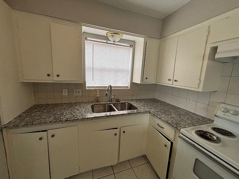 2710 Briarhurst Dr #5 — Photo 7