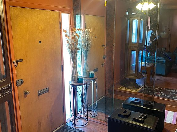 4th image of 549 W 95th St