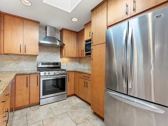 4th image of 8255 Tuscany Ave