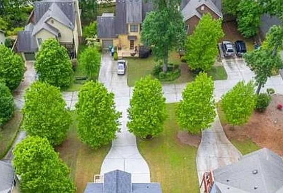 This is the private drive behind the house where the driveway and garage are.