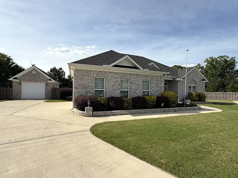 219 Woodgrove Dr — Photo 2
