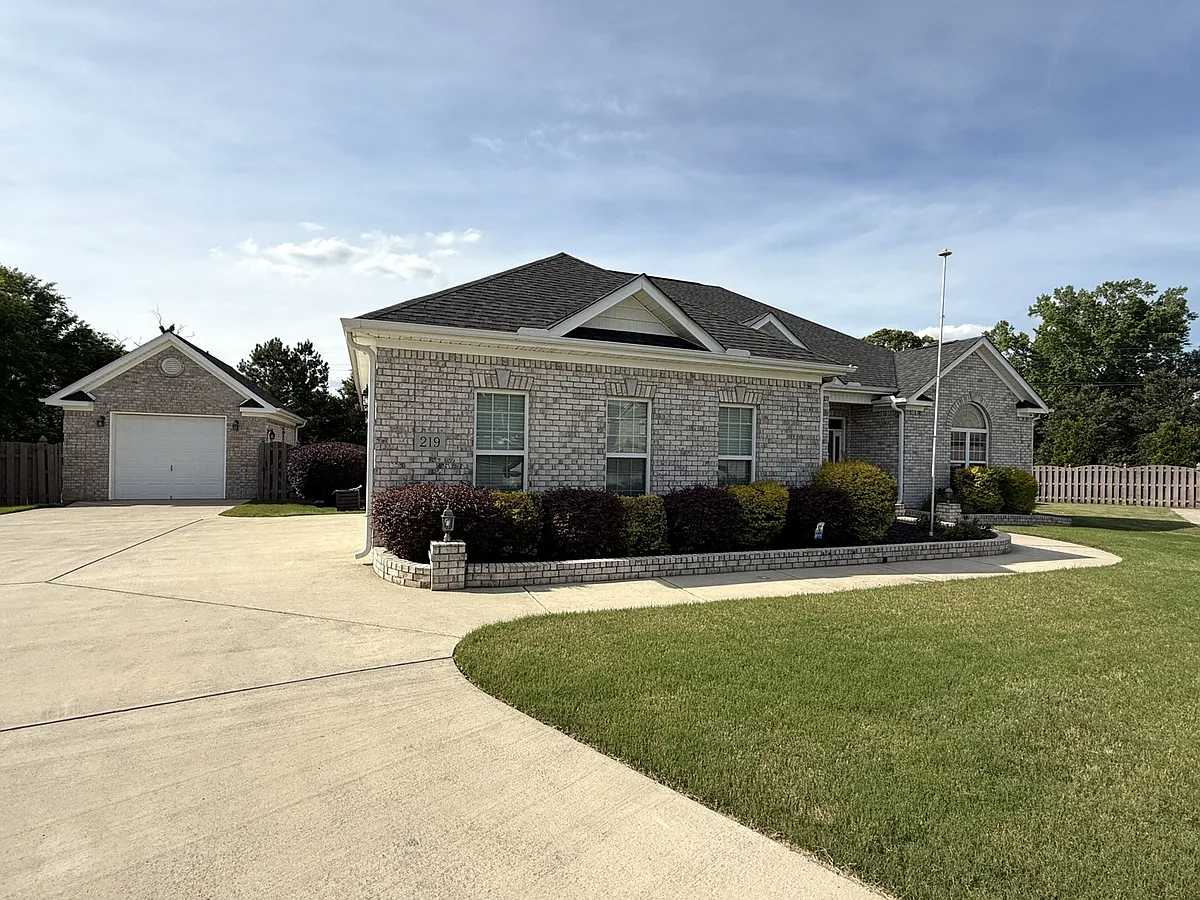 Building Photo - 219 Woodgrove Dr