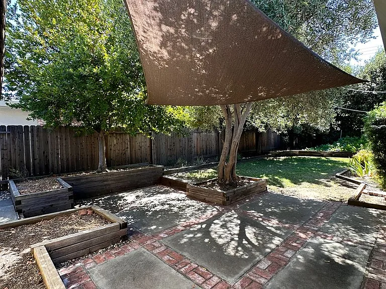 927 Acacia Ln — Photo 25
