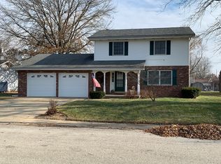 66 Holiday Dr, Clinton, IL 61727